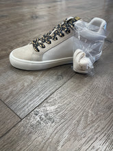 Load image into Gallery viewer, VH Bounce 35 Sneakers