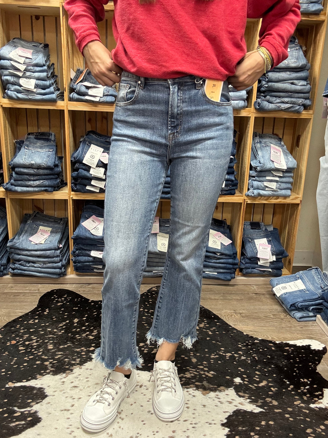 HR-Crop Frayed Hem Jeans