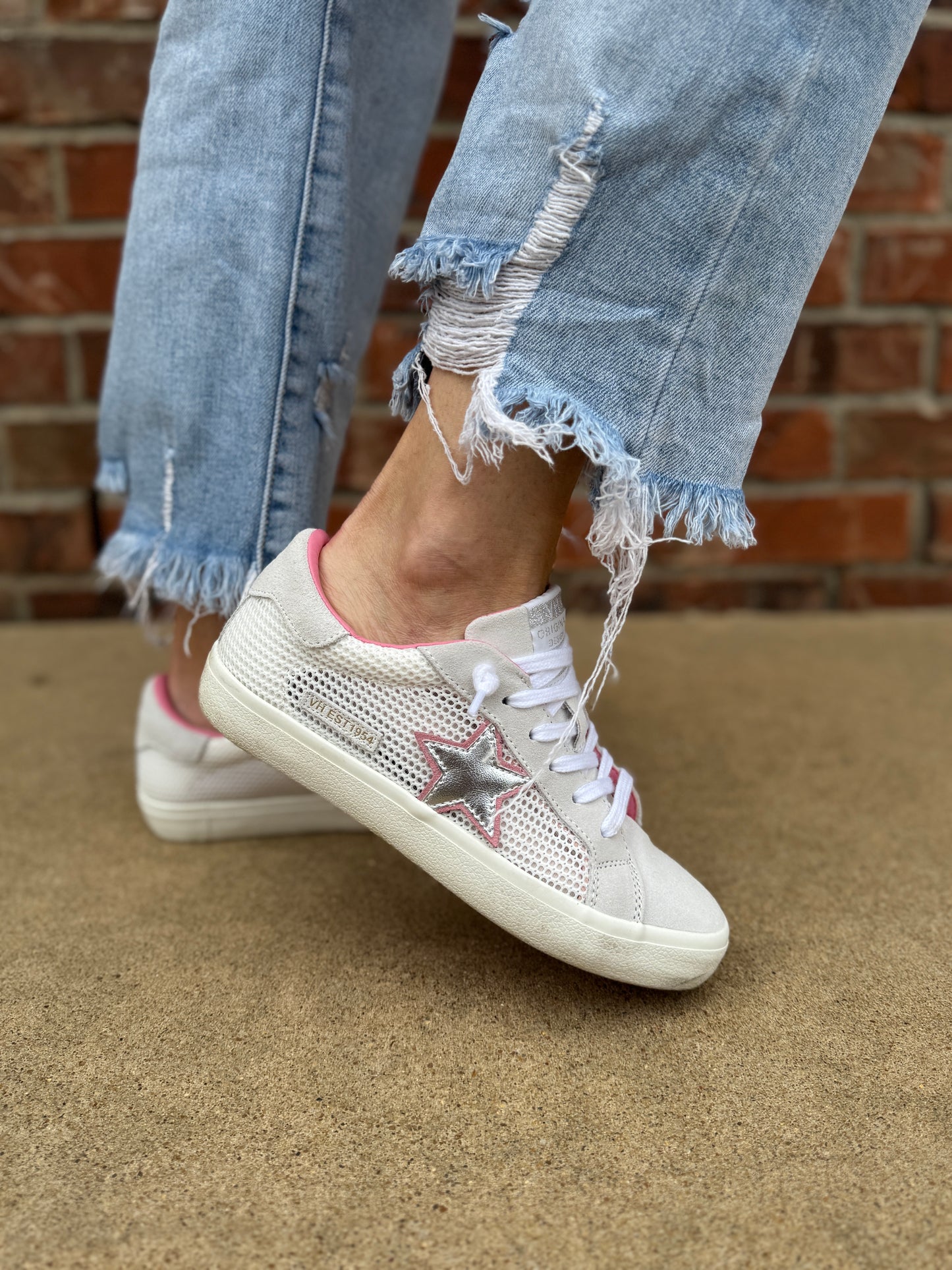 VH Free 2 Neon Pink Sneakers