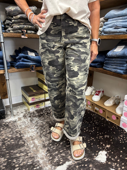 Kimberly MR Boyfriend Crop Camo Jeans